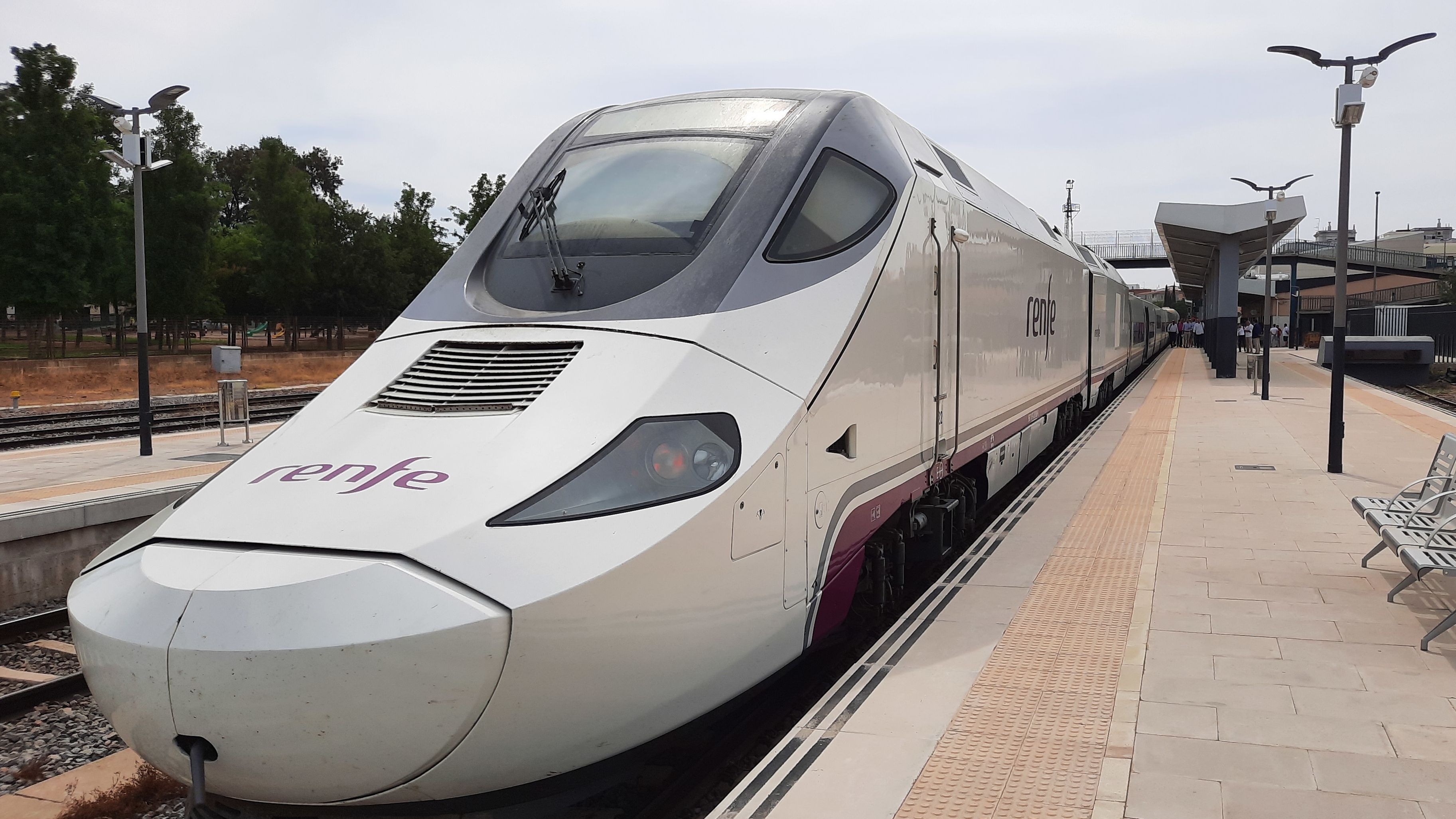 Un tren AVE de Renfe en una estación