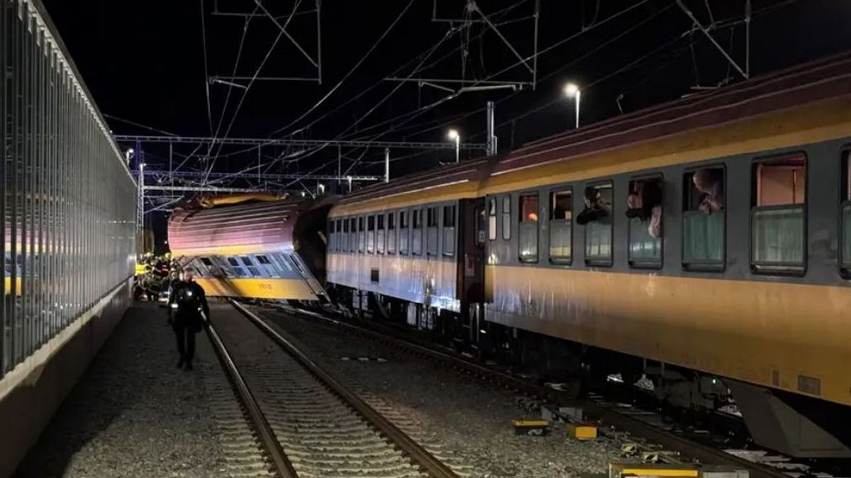 Un vagón del tren de pasajeros descarriló tras la colisión con el convoy de carga.