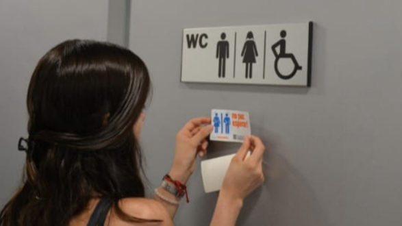 Una tarjeta para entrar al baño: el recurso para personas con enfermedades intestinales en Cataluña