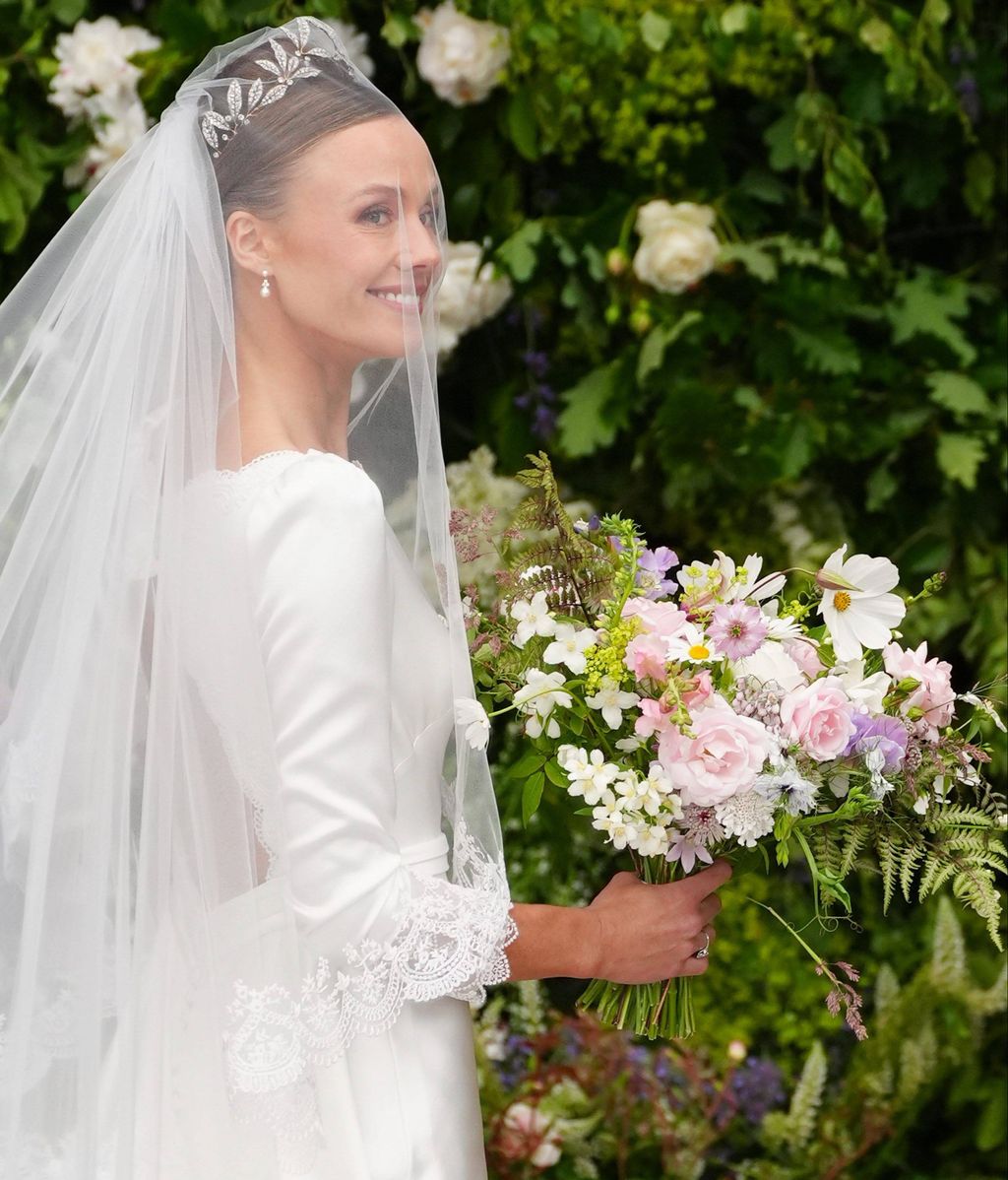 La novia, Olivia Henson, entrando a la iglesia.