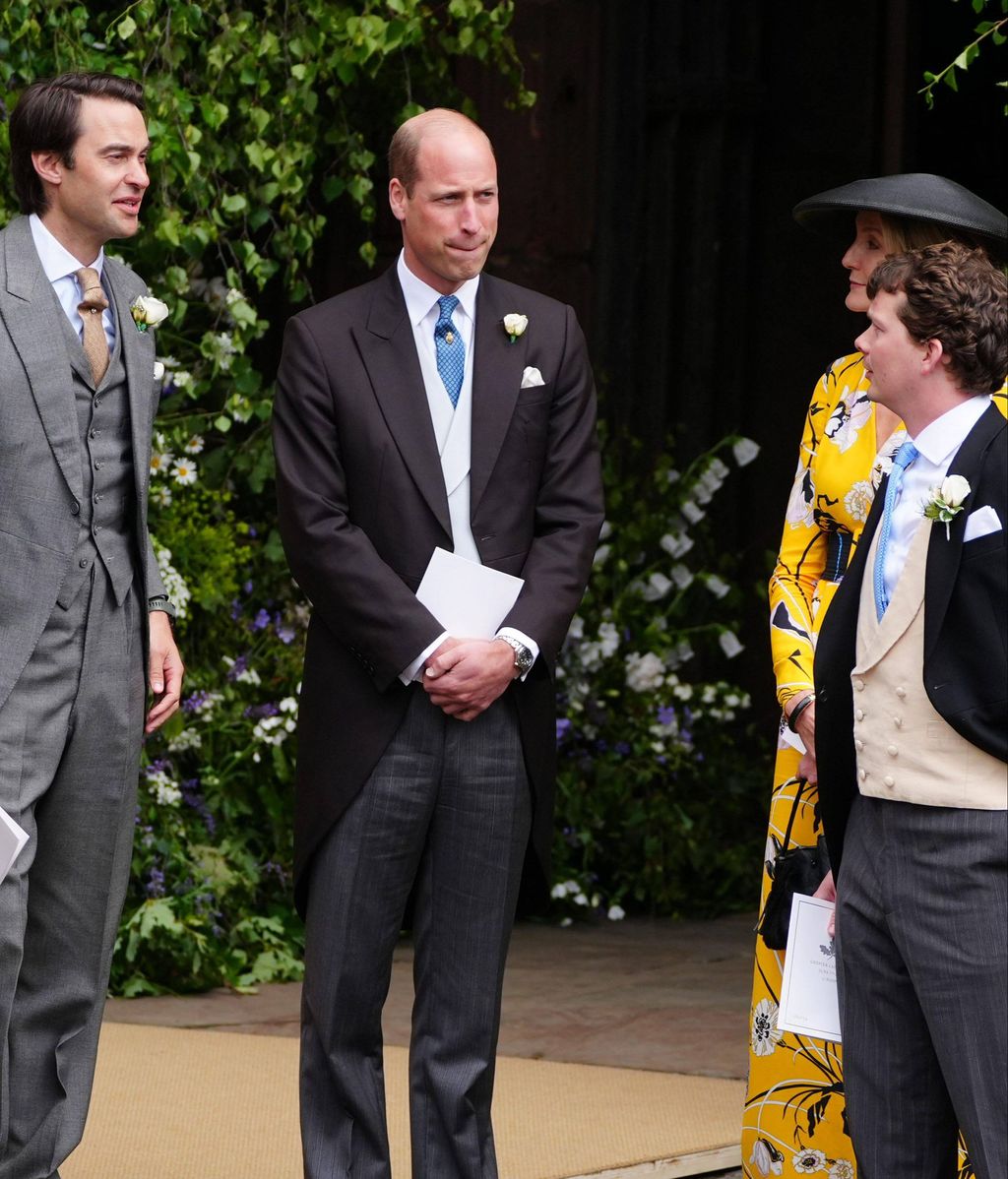 El príncipe Guillermo en la boda con otros invitados.