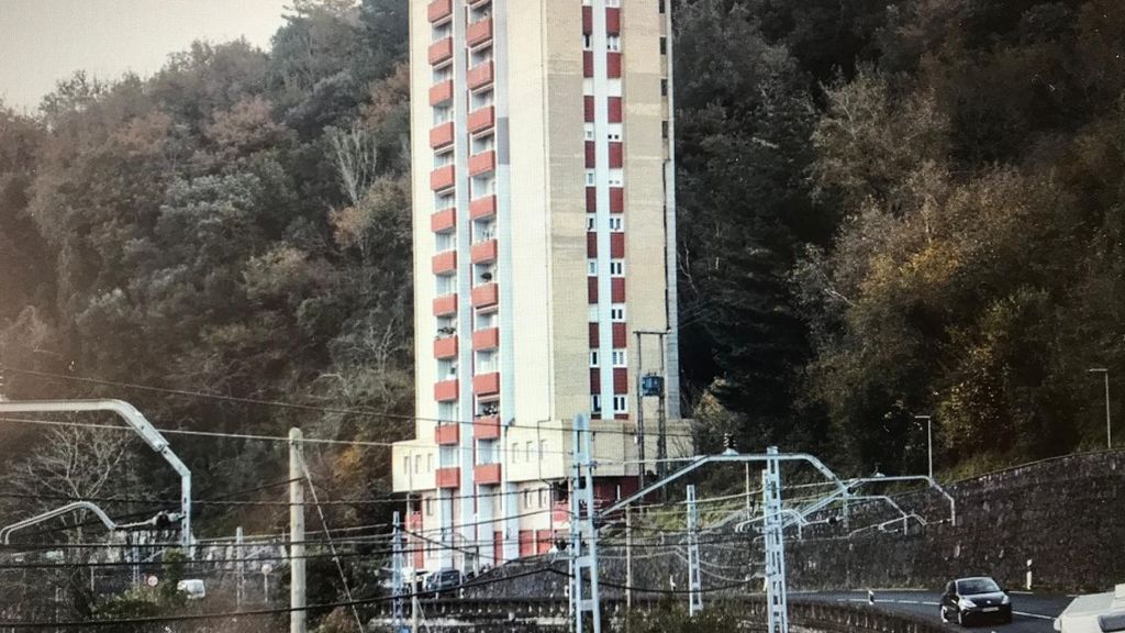 Bloque de viviendas en el que se encontraba la víctima cuando fue alcanzada por la bala que entró por la ventana