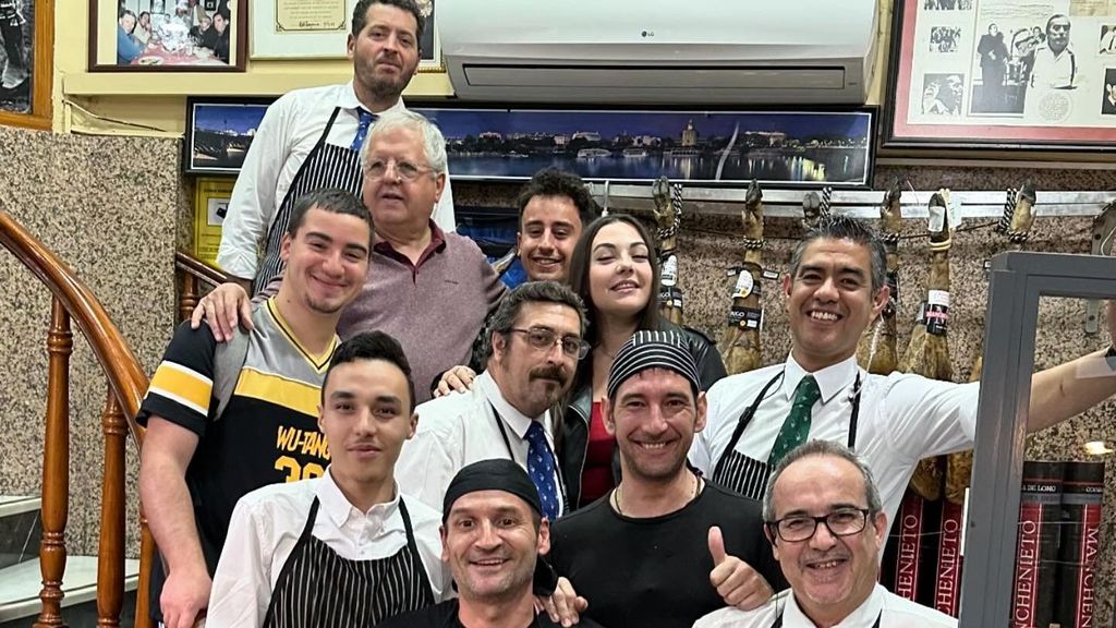 El bar de Sevilla que solo contrata camareros mayores de 45
