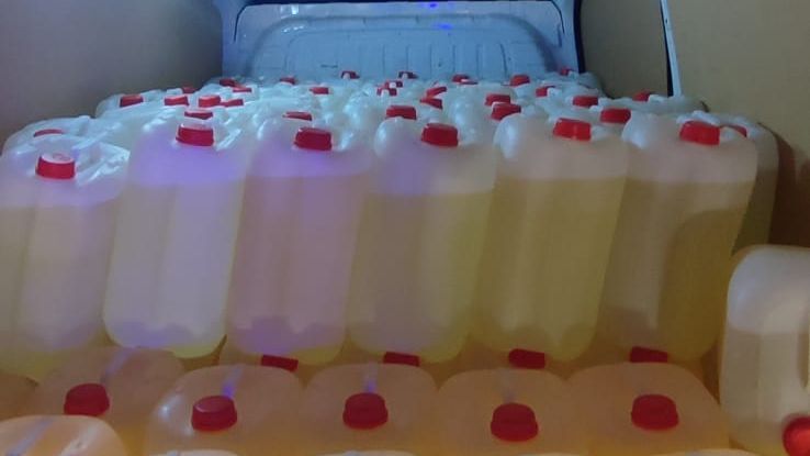 Garrafas de gasolina en el interior de la furgoneta