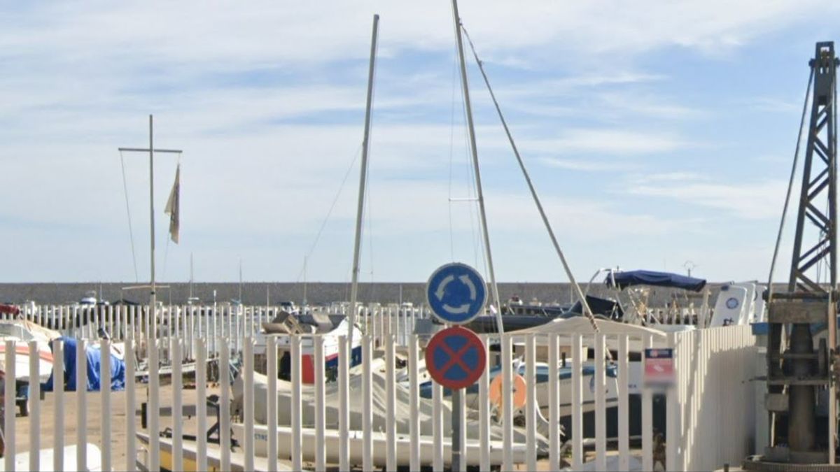 Hallan el cadáver de un hombre en las redes de un barco pesquero al llegar al puerto de Fuengirola