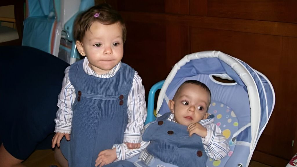 Hugo con su hermana melliza Sofía