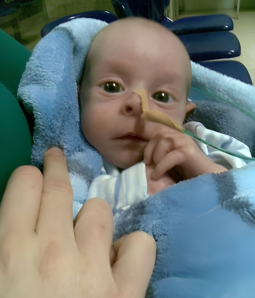 Hugo de pequeño en una de las múltiples visitas al hospital