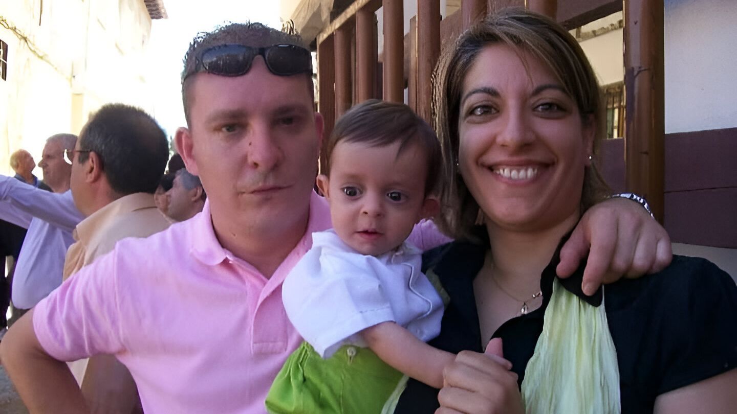 Hugo junto a su madre, Ana Fernández; y padre, Pablo Centenera