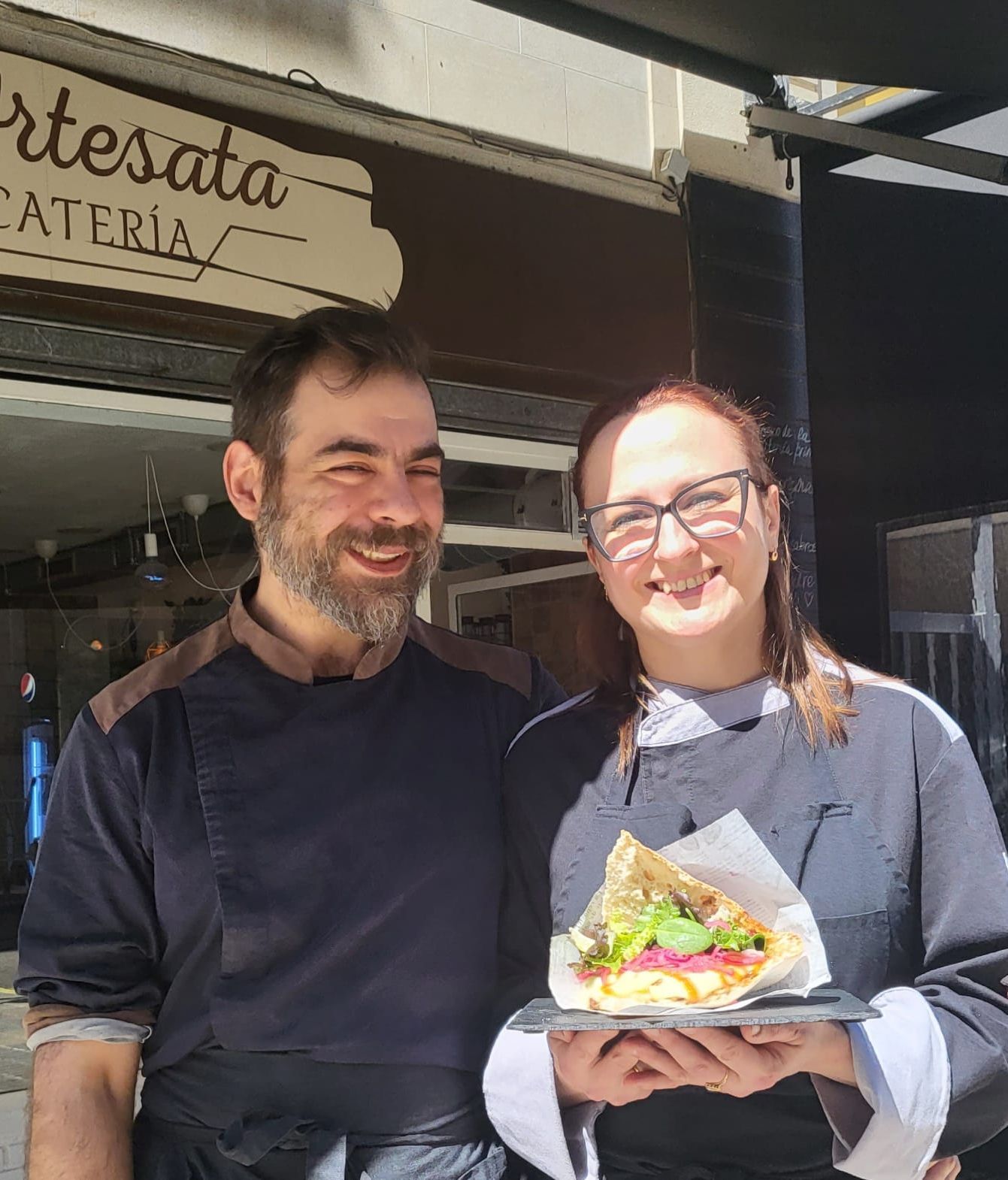 Jorge y Yulina con la joya de la corona de su carta: el bocata Barbacoa Koreana
