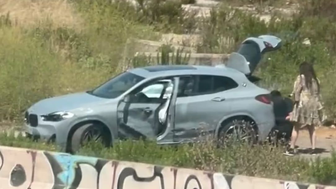 La madre de Kevin Pastor, con el vehículo del crimen