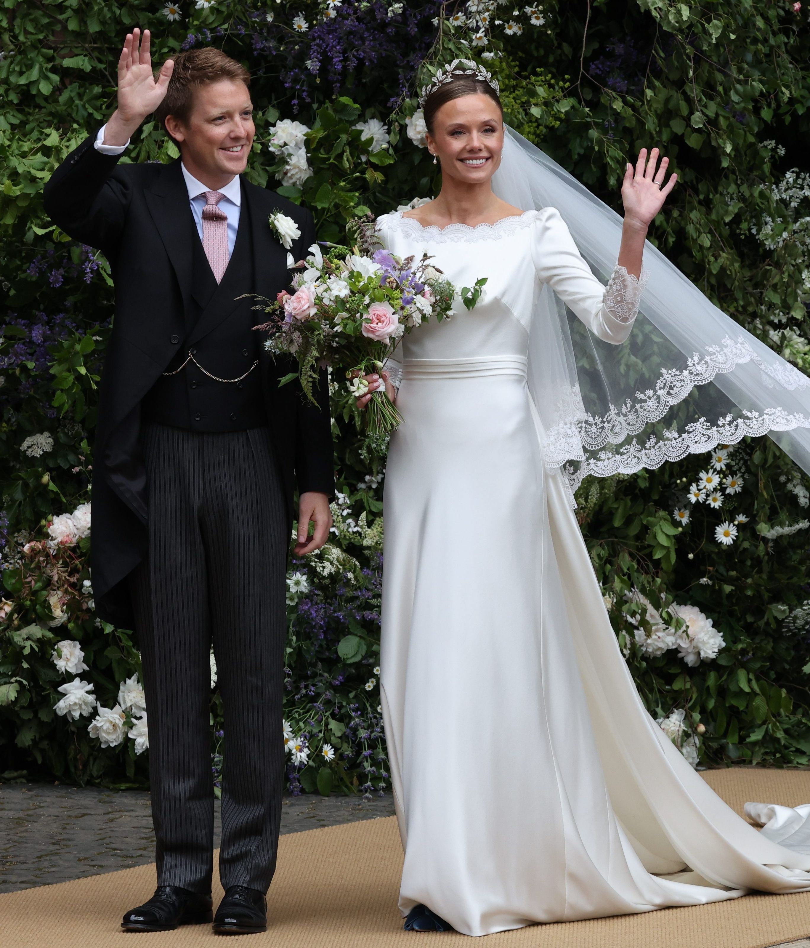 Los novios a la salida de la iglesia.
