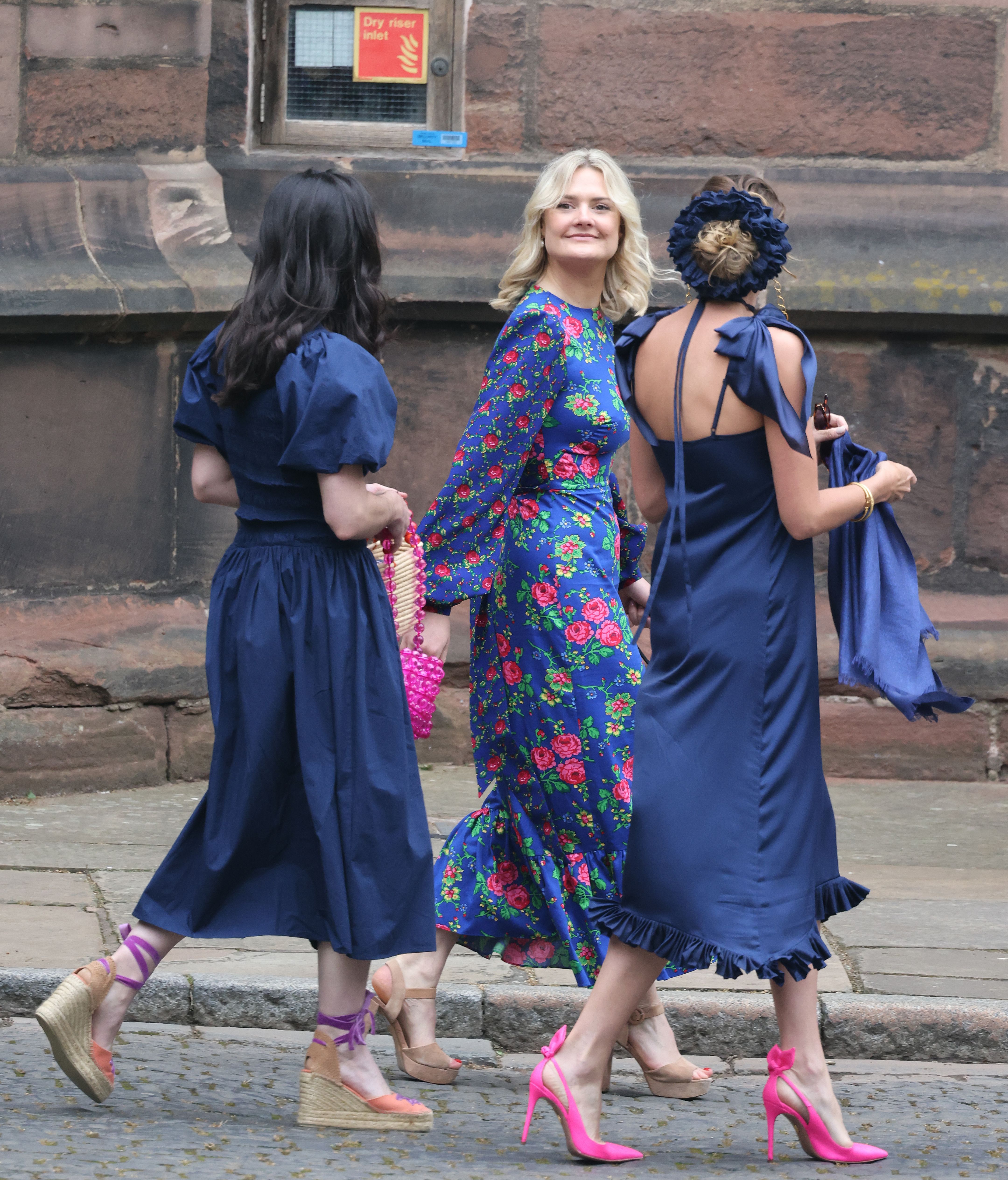 Los vestidos de estampado floras y las alpargatas han sido algunas de las tendencias de la boda.