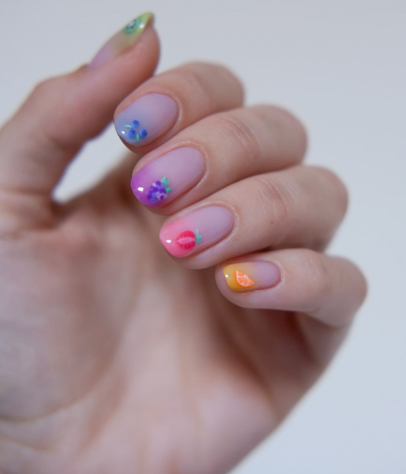 Manicura 'tutti frutti' de Neonail