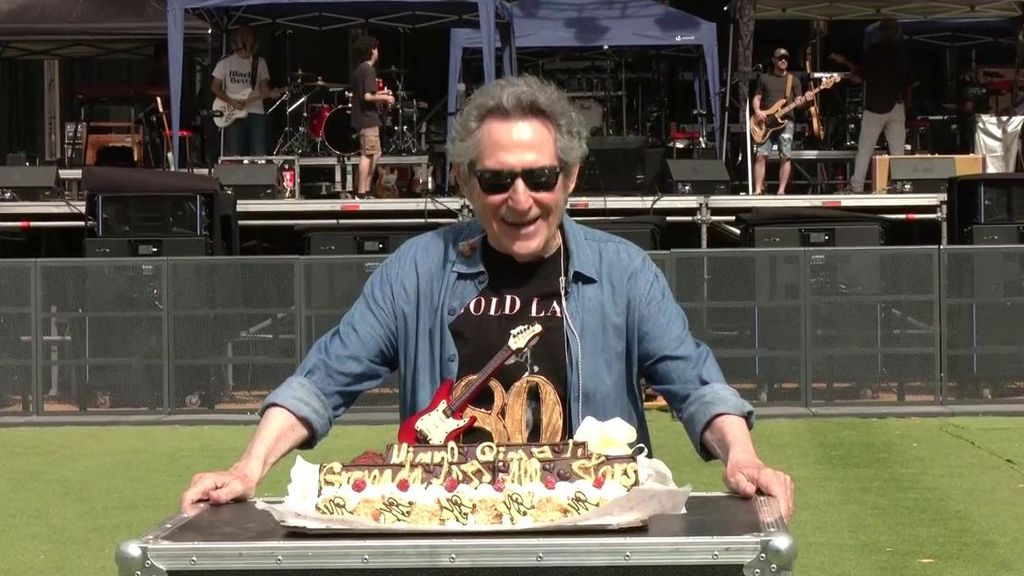Miguel Ríos, el icónico rockero español, celebra su 80 cumpleaños por todo lo alto