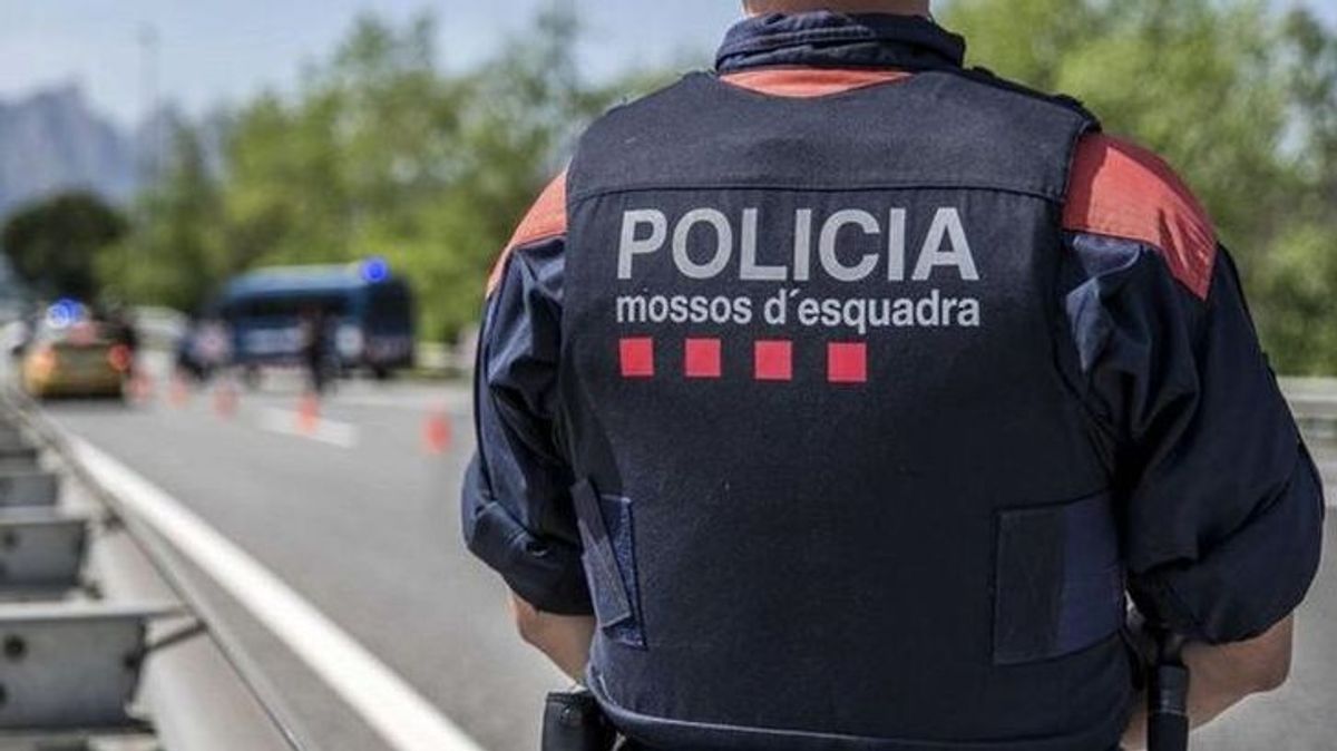 Un accidente en la carretera de Barcelona deja dos muertos y un herido después de que un turismo caiga por un barranco