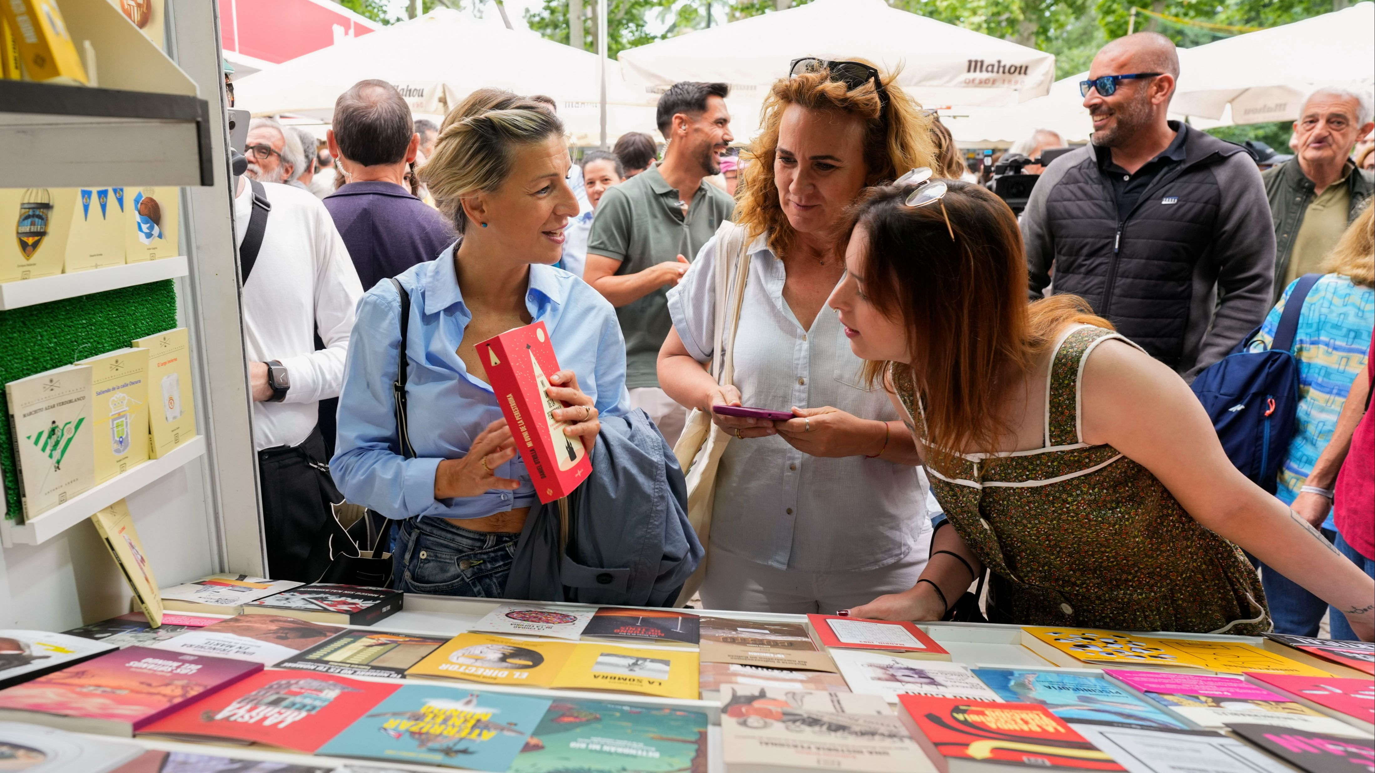 Estrella Galán visita la Feria del Libro