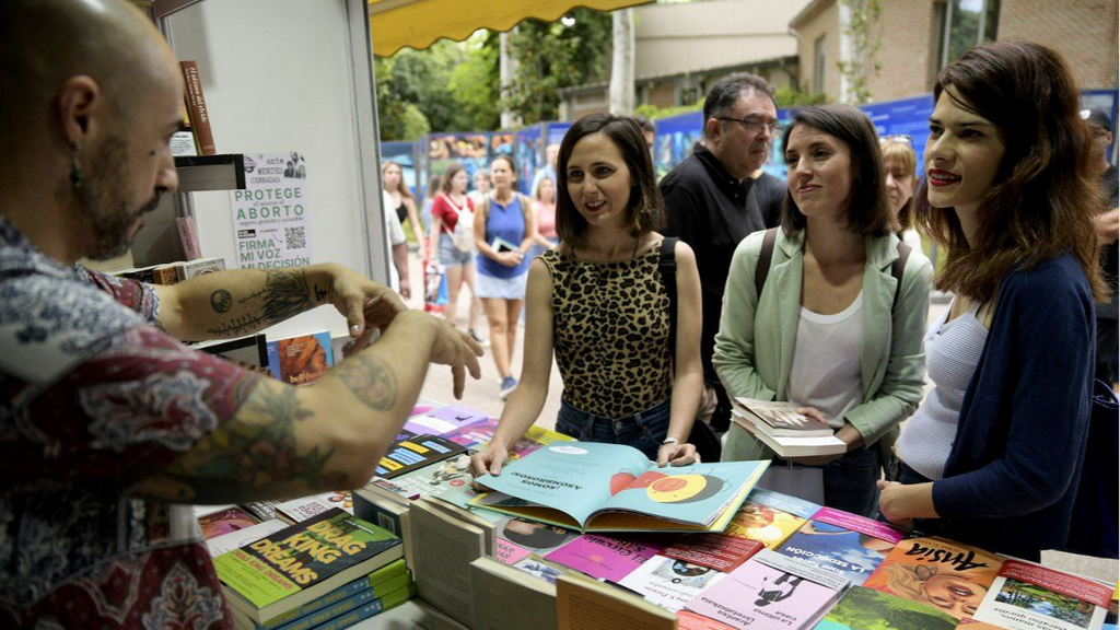 Ione Belarra e Irene Montero (Podemos) visitan varios puestos de la Feria del Libro durante la jornada de reflexión