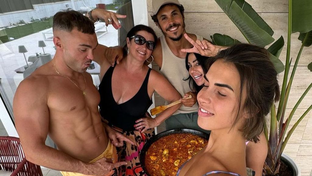 Kiko Jiméne, su madre Carmina, Maite Galdeano, Sofía Suescun y su hermano Cristian