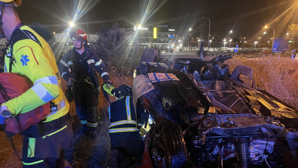 Mueren dos personas al chocar su vehículo contra una barrera de hormigón en Villaverde, Madrid