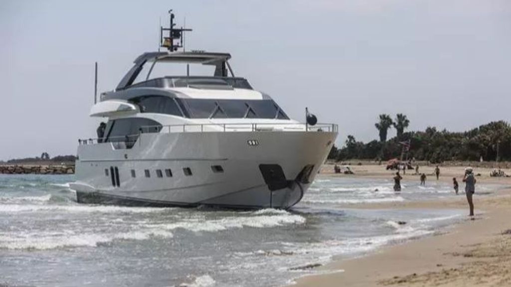 Consiguen reflotar el yate encallado en la playa de Pinedo, Valencia