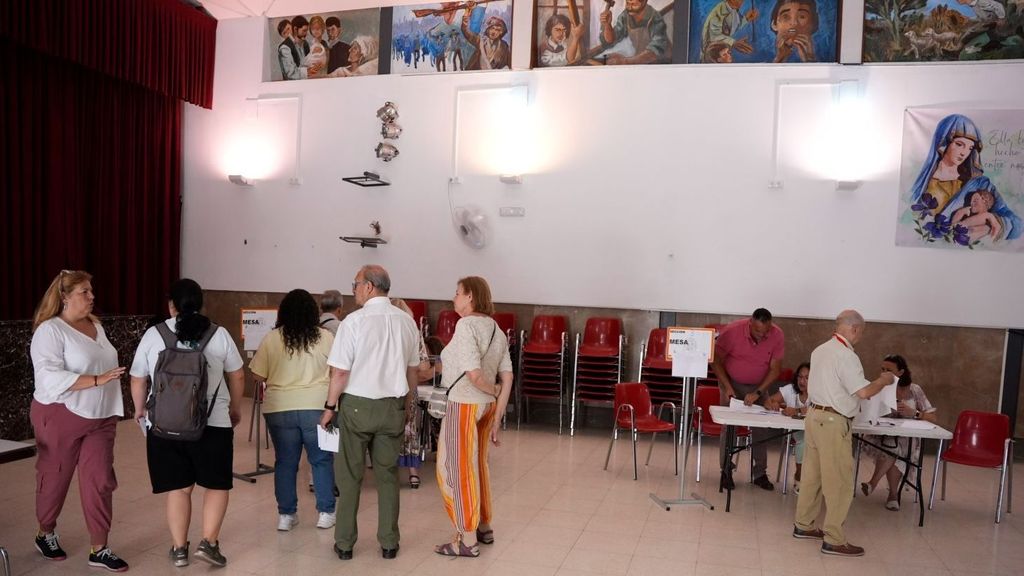 Inicio de la votación este 9J en un colegio electoral de Sevilla capital