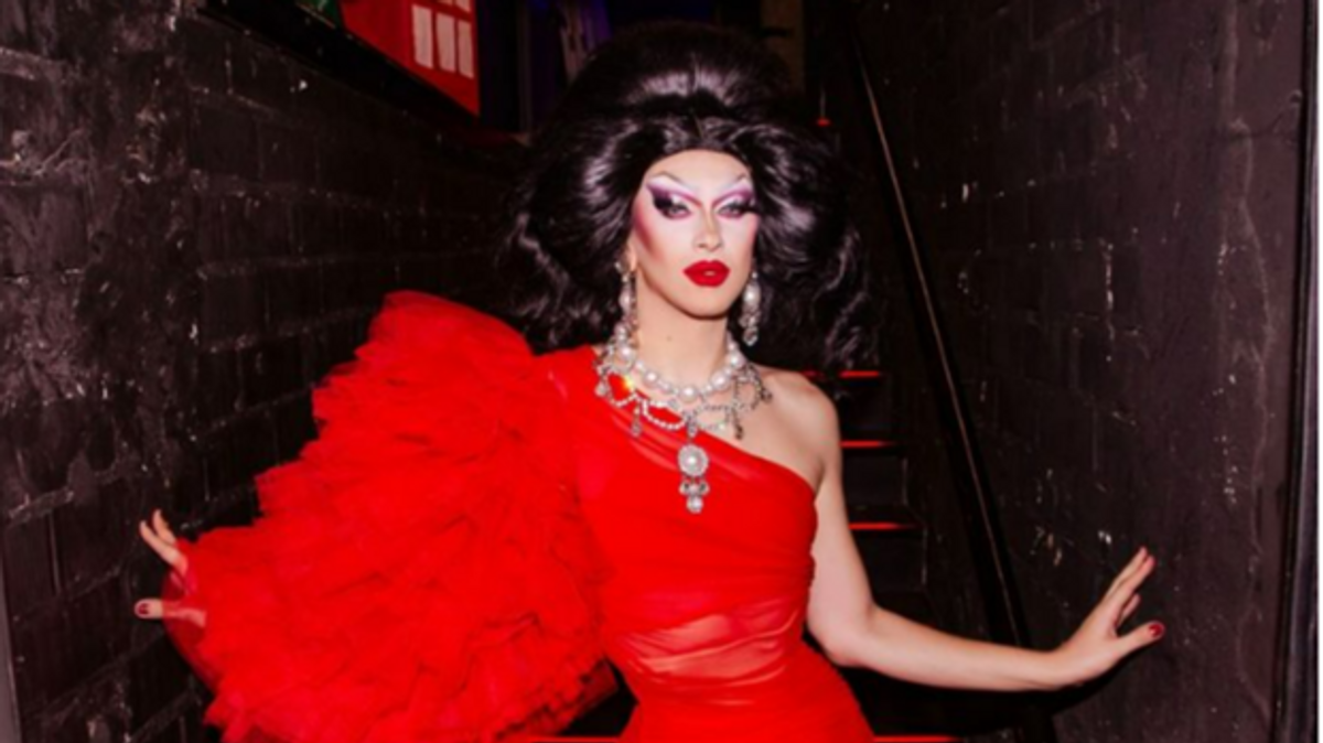 La "drag queen" Pitita preside una mesa electoral en Barcelona