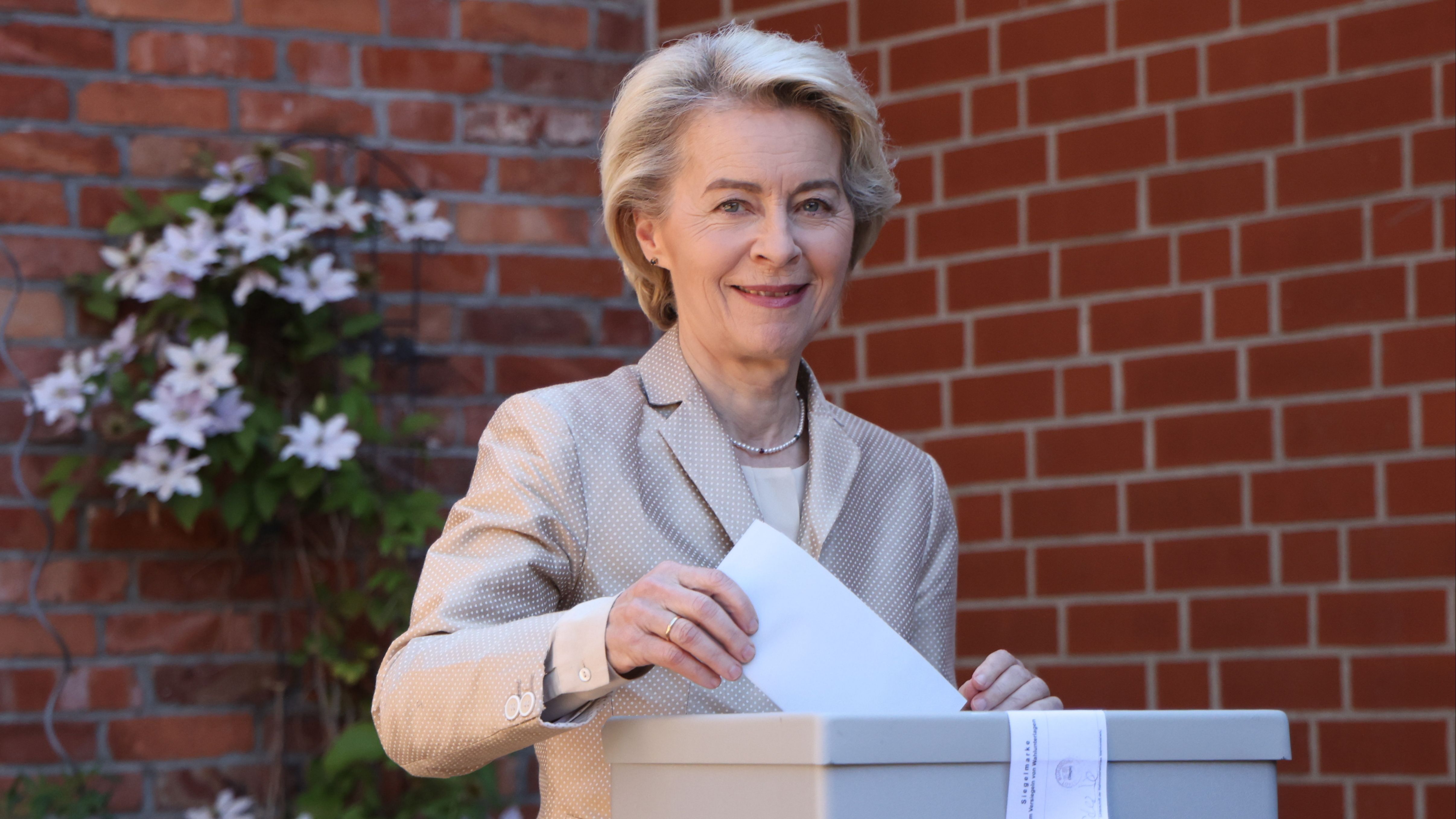 La presidenta de la Comisión Europea, Ursula Von der Leyen vota en Bugdorf, Alemania