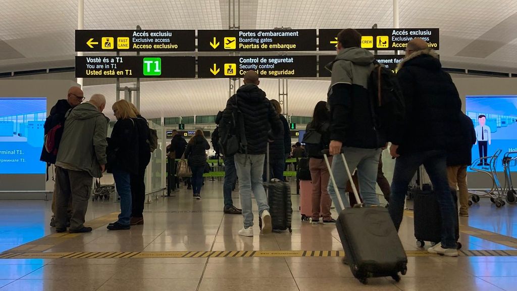Pasajeros con maletas en el Aeropuerto de El Prat-Barcelona