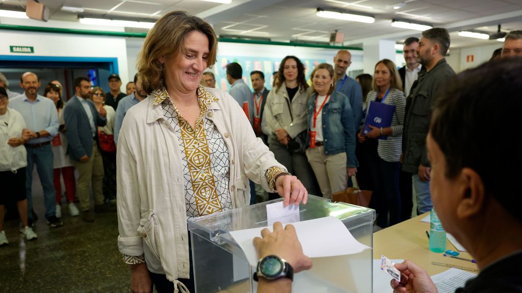 Teresa Ribera vota en el CEPI Benito Pérez Galdós