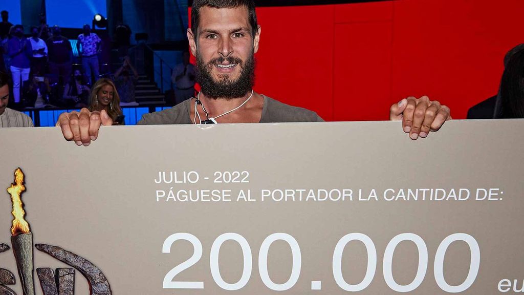 Alejandro Nieto con el cheque de Supervivientes