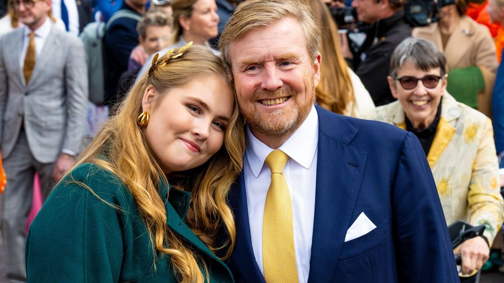 Amalia de Holanda, junto a su padre, el rey Guillermo