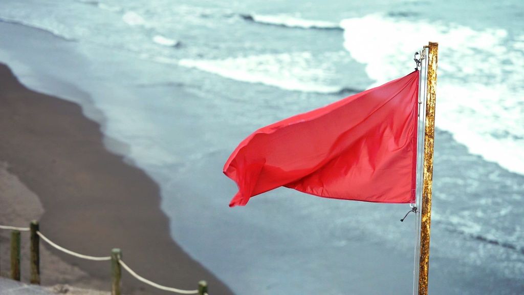 Bandera roja en una playa de Canarias