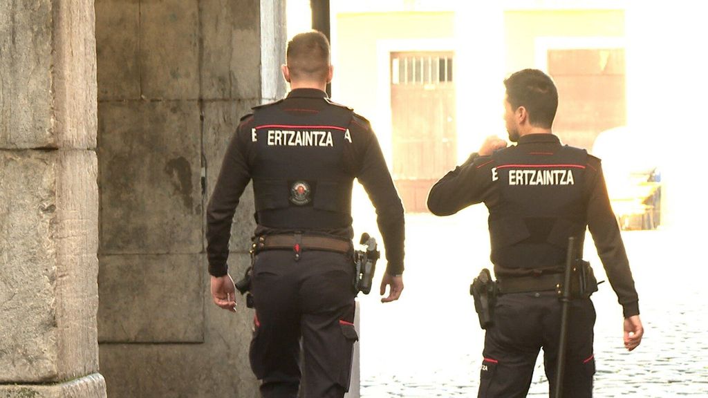 Dos agentes de la Policía Vasca