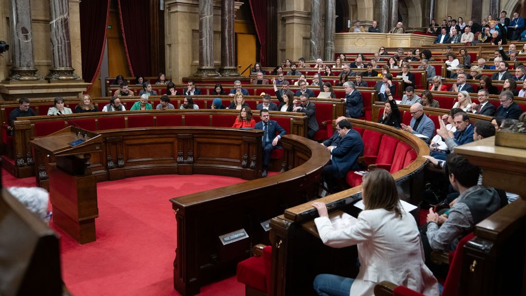 El nuevo Parlament vota su presidencia sin mayorías claras y con polémica por el voto telemático