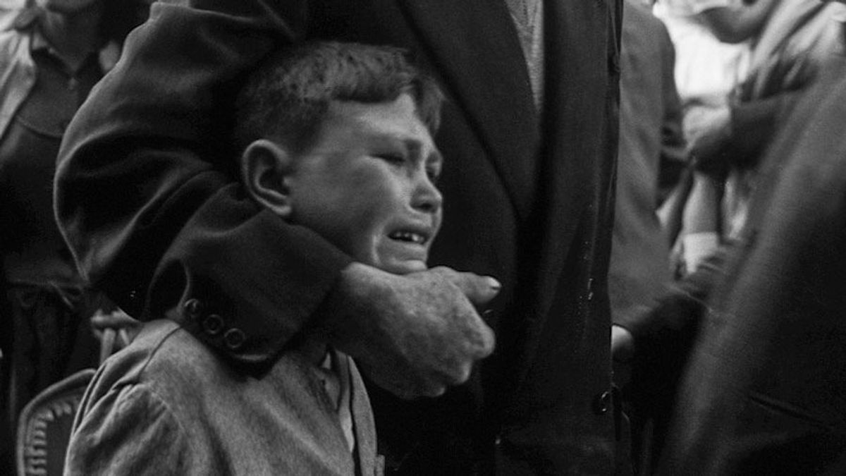 En la imagen, Juan Jesús llora desconsolado al despedir a unos familiares que emigran a Buenos Aires