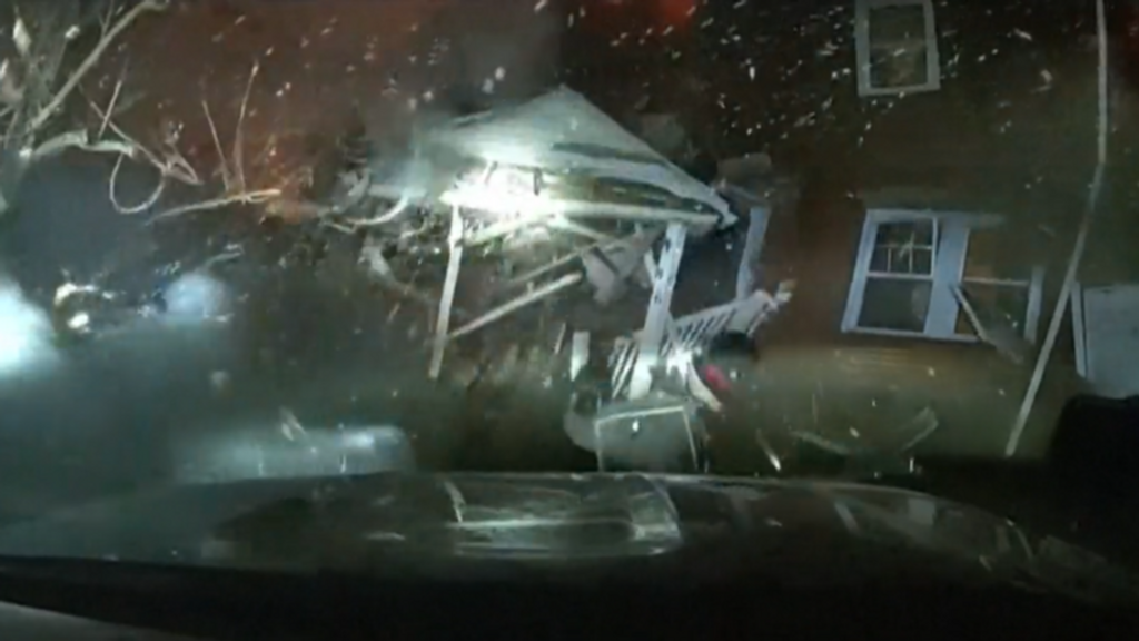 La impresionante explosión de una casa en Arlington (Viriginia): las imágenes de las cámaras de los policías