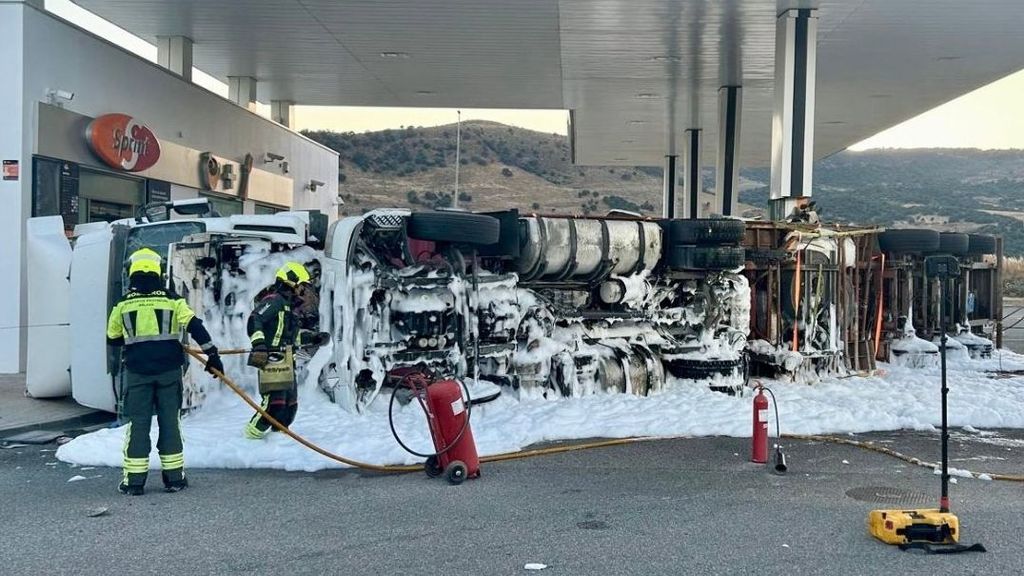 Estado en el que quedó el camión que se estrelló en una gasolinera en Antequera (Málaga)