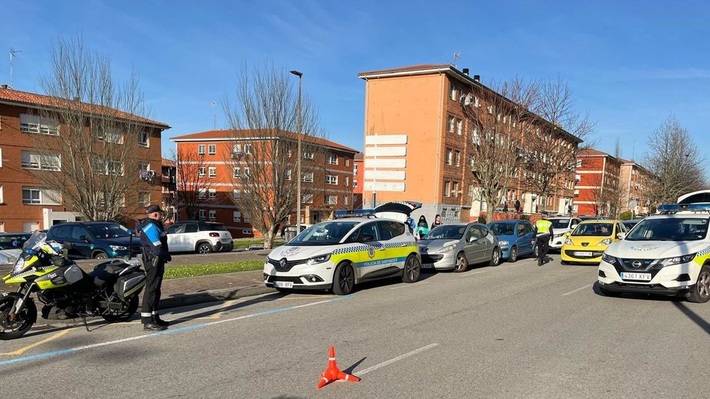 Interceptan a un conductor que circulaba por Santander con el permiso suspendido, ebrio y con el móvil en la mano