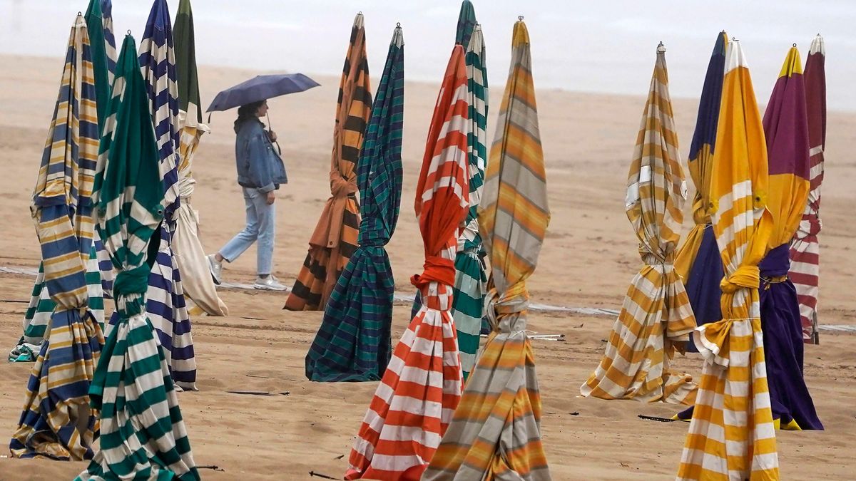 Investigan el hallazgo de un cadáver en la playa de San Lorenzo, en Gijón, Asturias