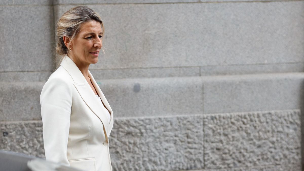 La líder de Sumar y vicepresidenta segunda del Gobierno, Yolanda Díaz, sale del Círculo de Bellas Artes de Madrid tras anunciar este lunes, su renuncia como coordinadora de la formación