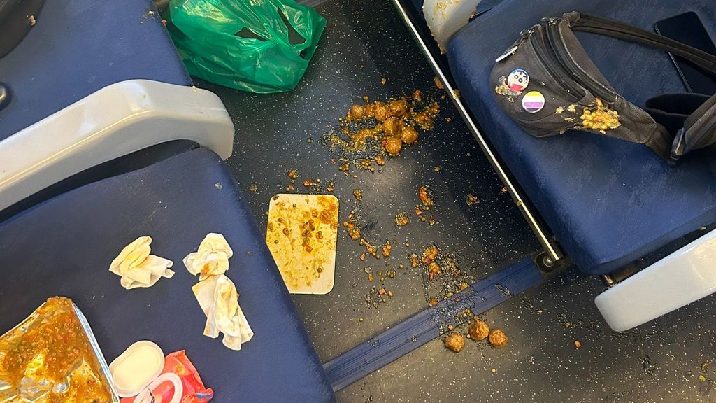 Lanzan un plato de albóndigas a un artista barcelonés en un vagón del tren