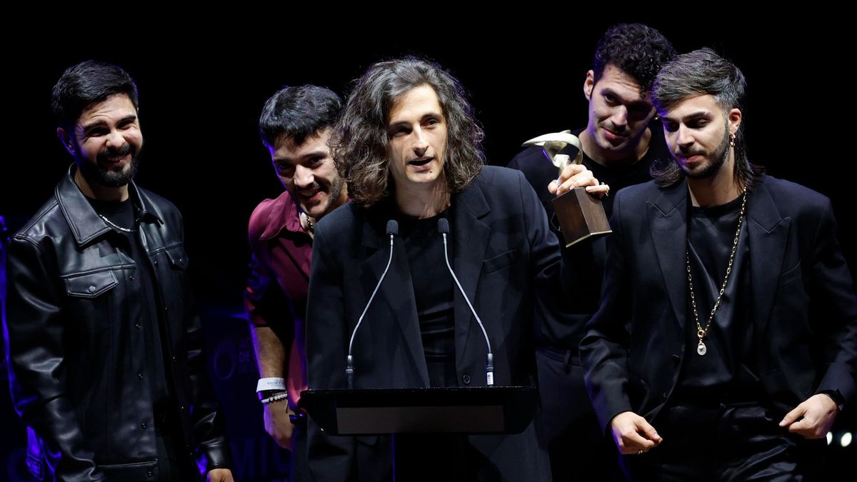 Los miembros de la banda Arde Bogotá reciben el galardón a Mejor Álbum del Año en los Premios de la Academia de la Música de España