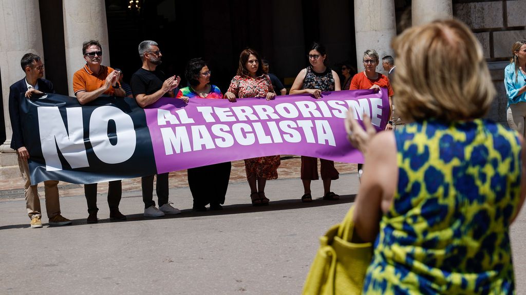 Miembros de la corporación local guardan un minuto de silencio ante el ayuntamiento de Valencia por el caso de violencia machista ocurrido en Benaguasil