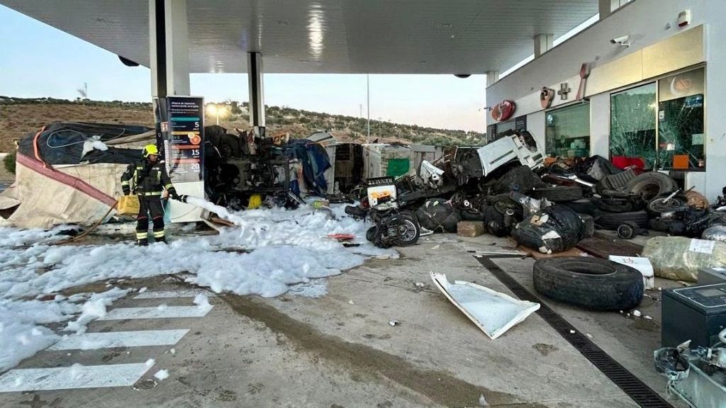 Un camión impacta contra una gasolinera y se incendia en Antequera, Málaga