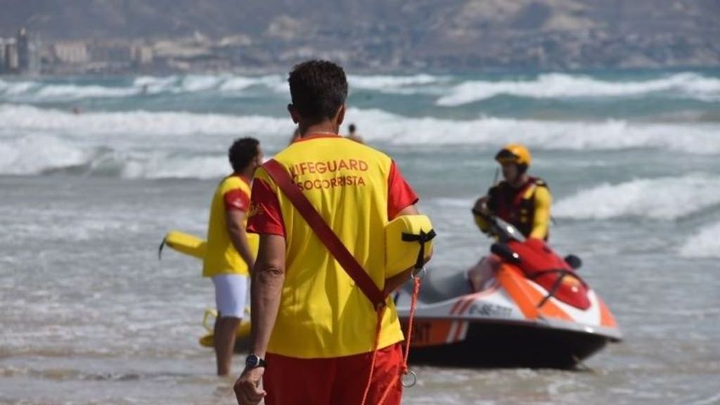 Un dispositivo de seguridad formado por socorristas en una playa.