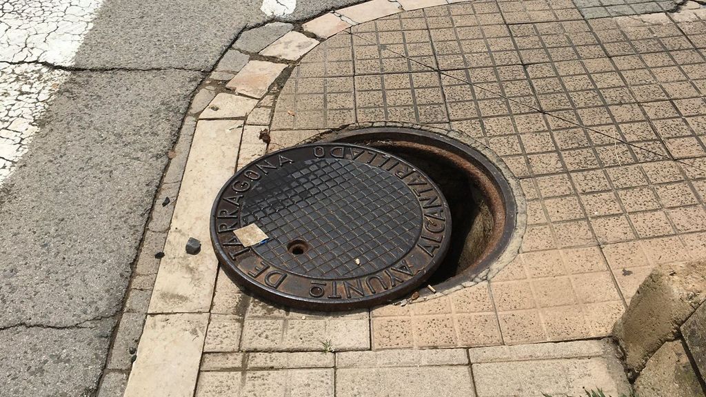 Un hombre cae por un agujero del alcantarillado en Tarragona