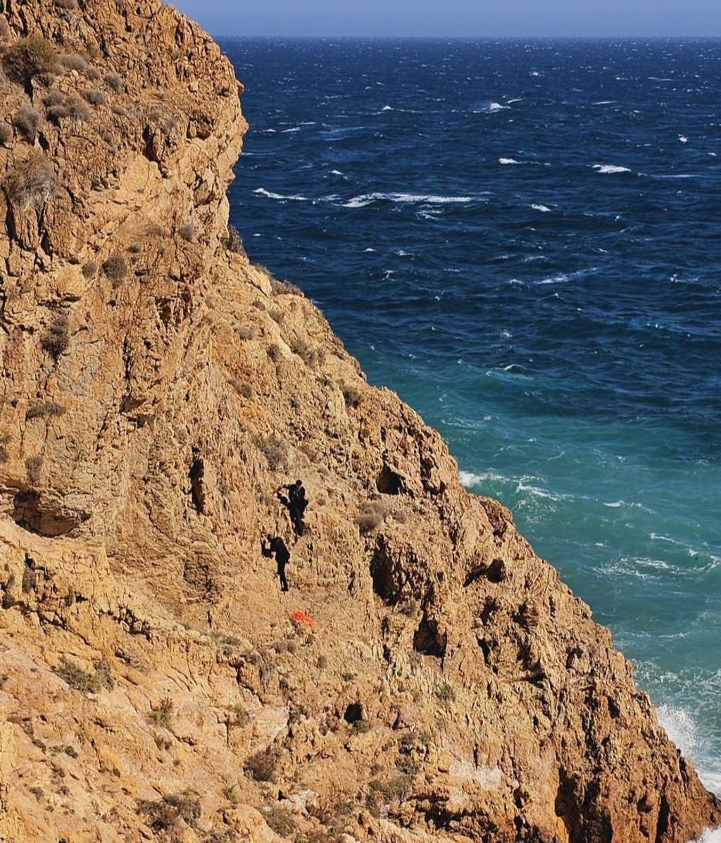 Agentes, en el acantilado para el rescate de tres menores en Almería