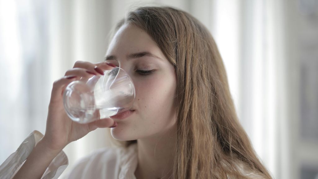 Bebe agua, come despacio y haz ejercicio. FUENTE: Pexels