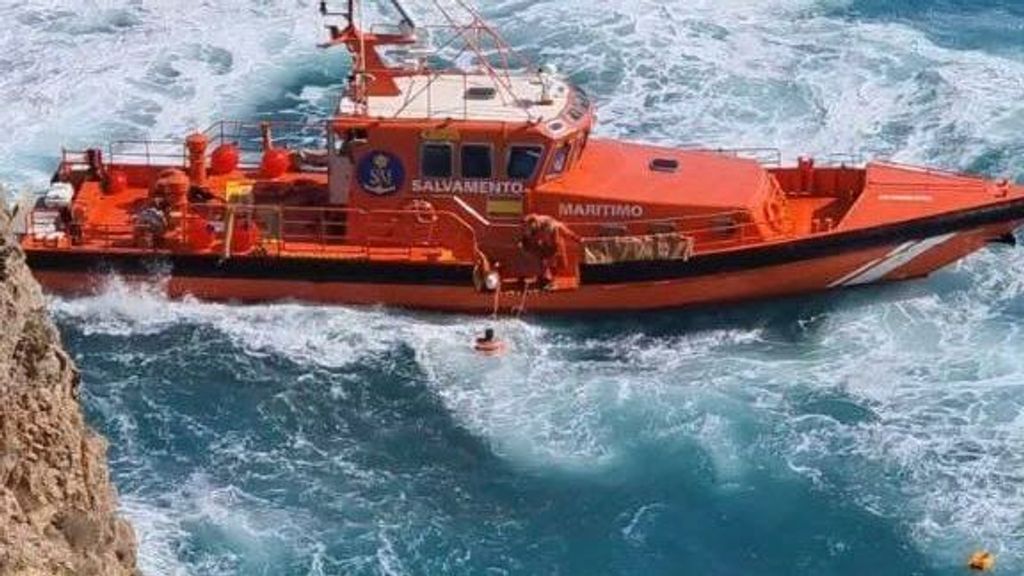 El espectacular rescate de tres menores engullidos por el mar en Almería: tres agentes se jugaron la vida para salvarles