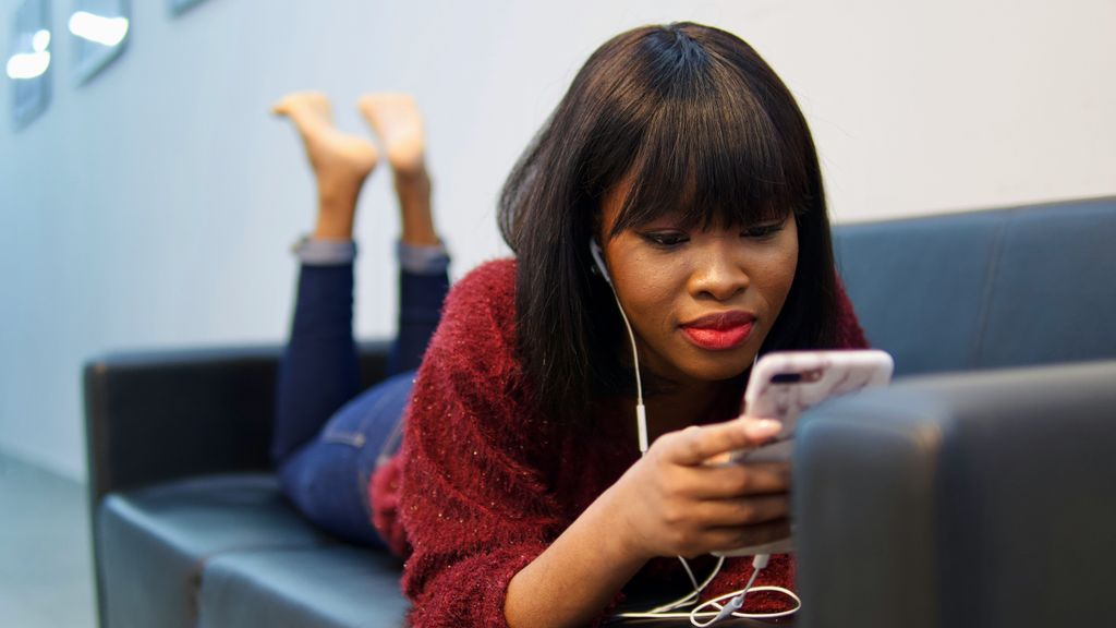 joven viendo contenidos movil velocidad acelerada unsplash